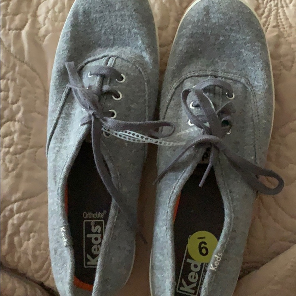 Grey keds